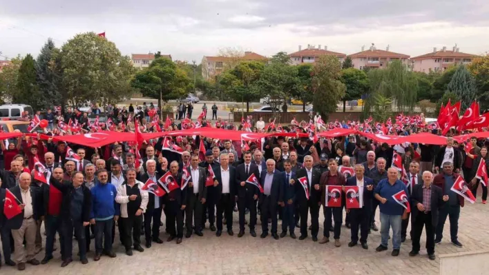 Cumhuriyet'in 100. yılını açtıkları dev Türk bayrağıyla kutladılar