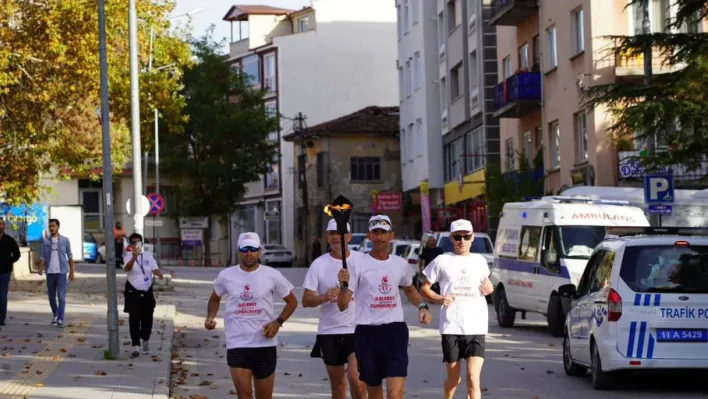 Cumhuriyet meşalesini Çankaya'ya taşıyan sporcular Bilecik'ten geçti