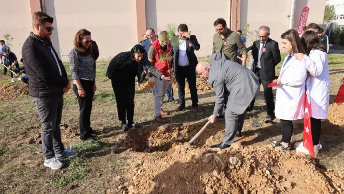 Cumhuriyetin 100. yılı için fidanlar toprakla buluştu