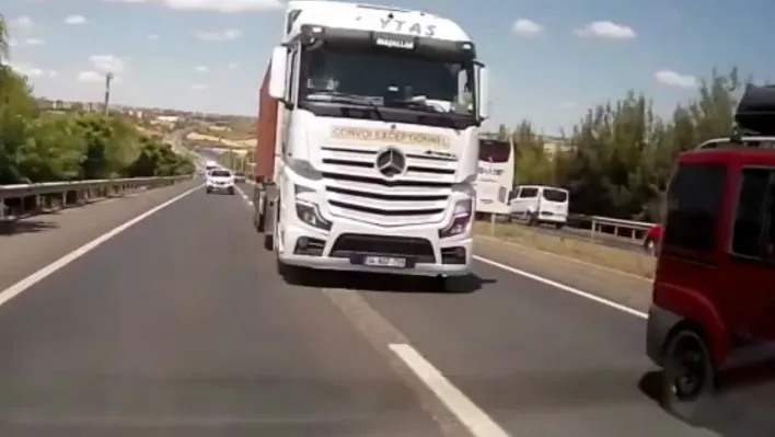 D-110 Karayolu'nda tırın tehlikeli yolculuğu bir aracın güvenlik kamerasıyla saniye saniye kaydedildi