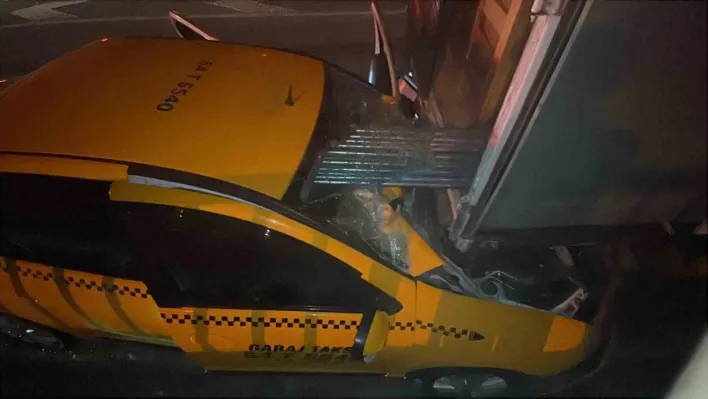 D-650'de feci kaza... Ticari taksi, kamyonete ok gibi saplandı: 1 ölü, 1 yaralı