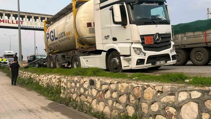 D-650'de park halindeki tıra çarpan otomobil hurdaya döndü: 1'i ağır 3 yaralı