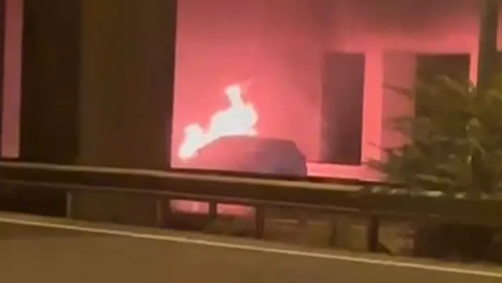 D100'de alev topuna dönen otomobil kullanılamaz hale geldi