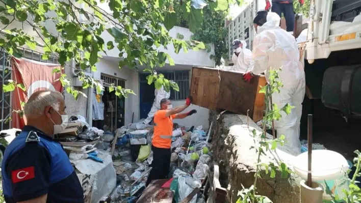 Daireden kamyon kamyon çöp çıktı
