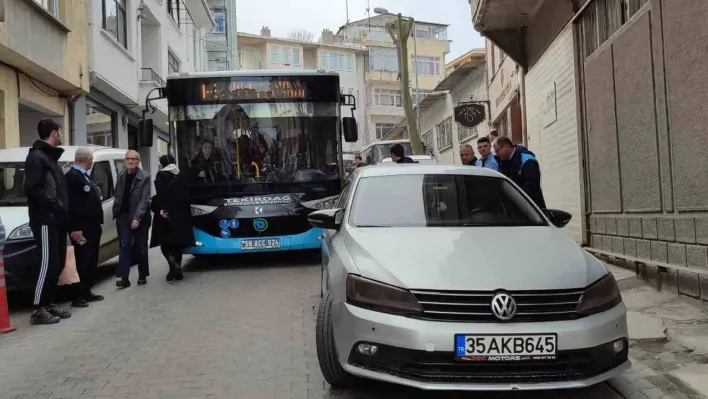 Dar sokakta hatalı park çilesi: Otobüsler kuyruk oluşturdu