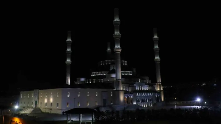 Darbe girişiminde birlik ve beraberliğin sembolü olan selayı Diyanet İşleri Başkanı Erbaş okudu