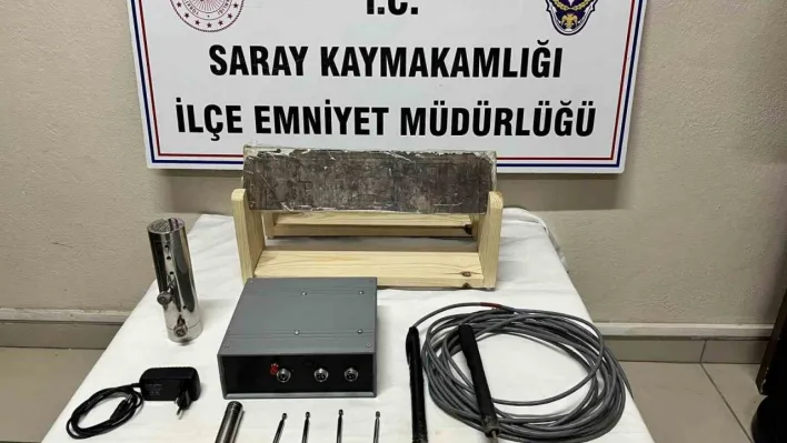 Defineciler, tarihi eser harita ile yakalandı