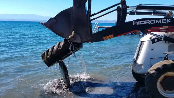 Denizde insanları yaralayan kamyon lastiğini itfaiye dalgıçları çıkardı