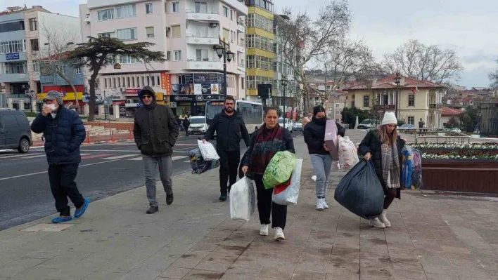 Deprem bölgesi için tek yürek oldular: Bebek arabasıyla bile yardım taşıdılar