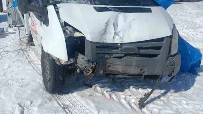 Deprem bölgesine yardım malzemesi götüren Tosyalı esnaf kazada yaralandı