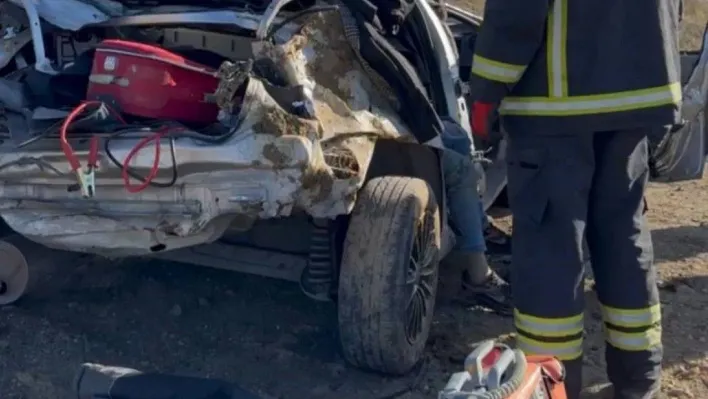 Deprem bölgesine yardıma gitmişlerdi, dönüş yolunda kaza yaptılar: 2 ölü, 3 yaralı