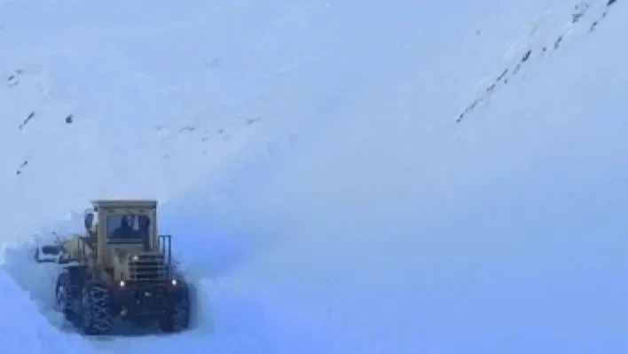 Deprem bölgesine yardımların ulaştırılması için ekipler çığ düşen yolu ulaşıma açtı