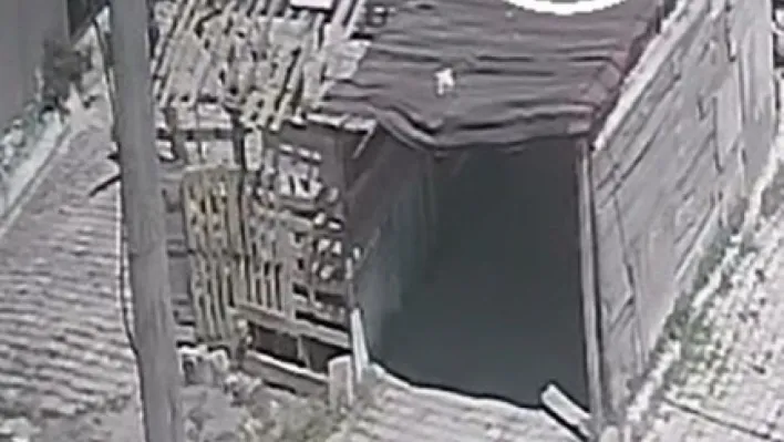Deprem esnasında evinden garajın üzerine atladı