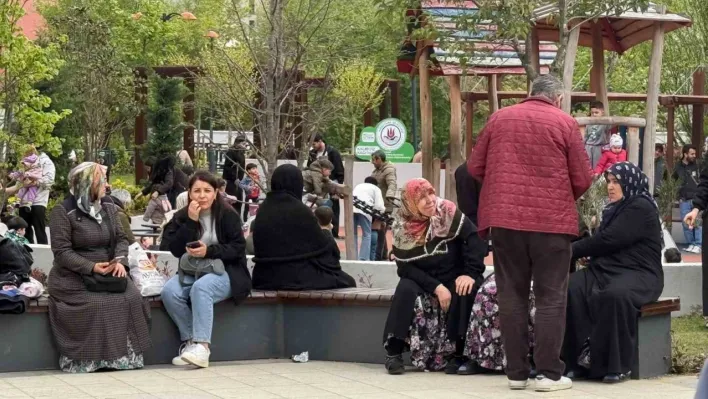 Deprem sonrası kendini sokağa atan vatandaşlar parklara ve boş alanlara akın etti
