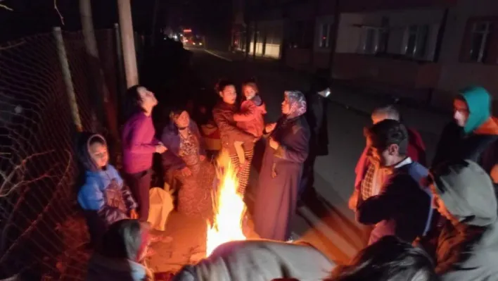 Deprem sonrasında vatandaşlar sokağa çıktı, ısınmak için ateş yaktı