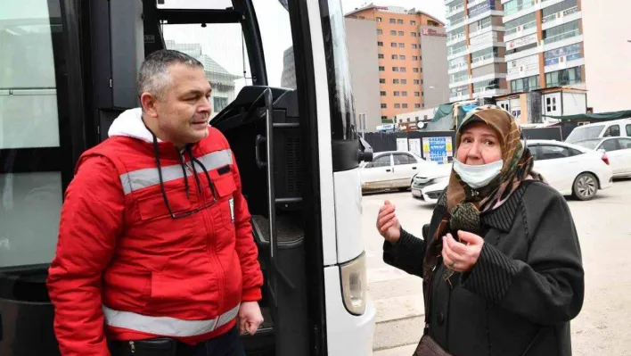 Depremde 4 yakınını kaybeden vatandaş, destek ekibini dualarla uğurladı