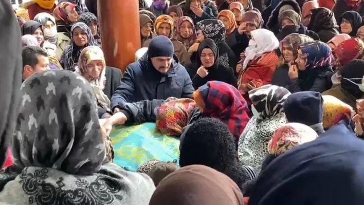 Depremde göçük altında kalan kadın son yolculuğuna uğurlandı