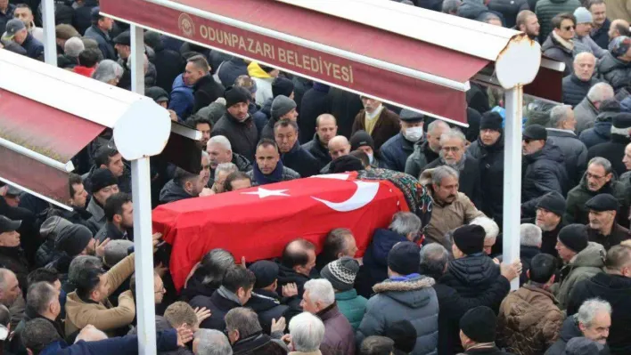 Depremde hayatını kaybeden genç icra müdürü Eskişehir'de toprağa verildi