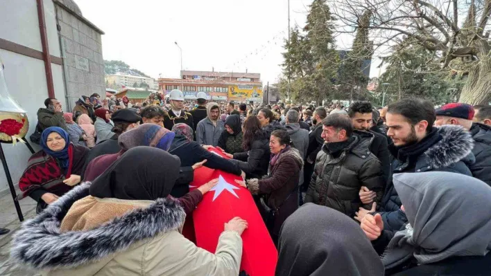 Depremde hayatını kaybeden teğmen, çocuğuyla birlikte son yolculuğuna uğurlandı