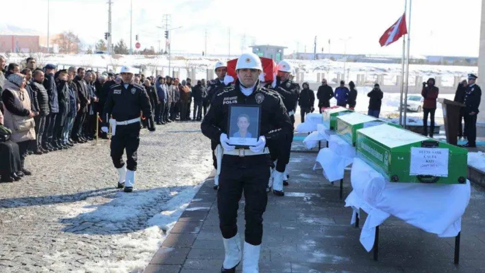 Depremde ölen polis, eşi ve 2 çocuğu Niğde'de toprağa verildi