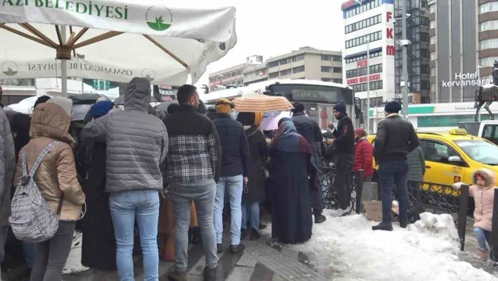 Depremde yaralananlara kan vermek isteyenler Kızılay'a koştu