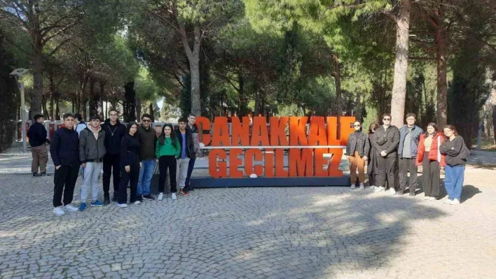 Depremde yardım gönüllüsü olan gençler Çanakkale'de