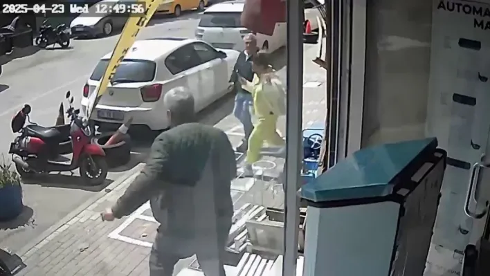 Depremden kaçış anları kameraya yansıdı