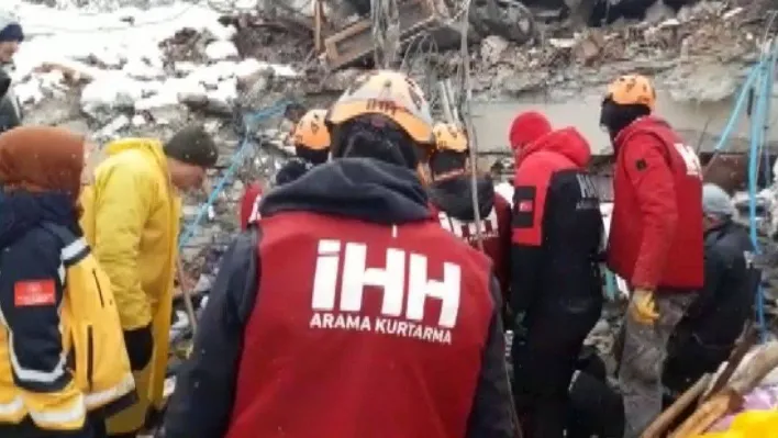 Depremden onlarca saat sonra enkazdan sağ çıkarıldı