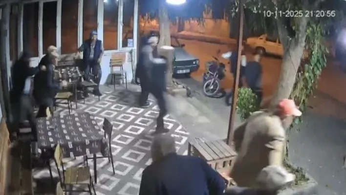 Depreme kahvehanede yakalanan vatandaşların panik hali kamerada