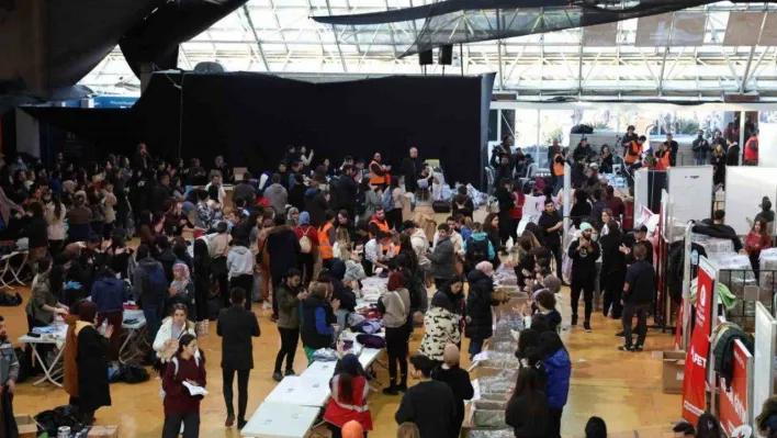 Depremin 4. gününde gelen kurtuluşlar, gönüllülerin moral kaynağı oluyor