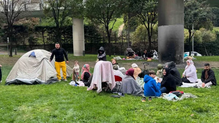 Depremin ardından vatandaşlar park ve bahçeleri doldurdu