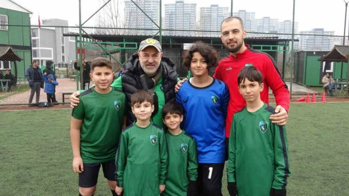 Depremin yaralarını futbolla sarmaya çalışıyorlar