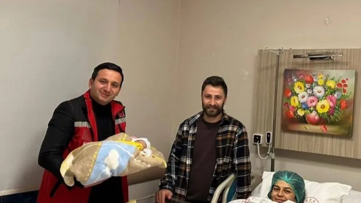 Depremzede aile bebeklerinin doğumu ile sevinç yaşadı