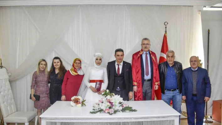 Depremzede çift Karacabey'de dünyaevine girdi