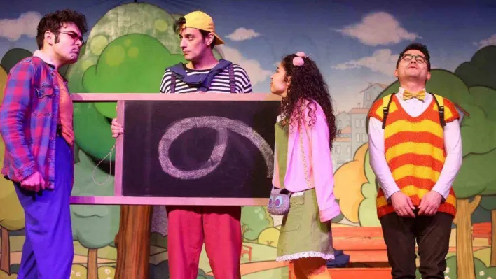 Depremzede çocuklar 'Mutluluk Denince Akla' oyununda buluştu