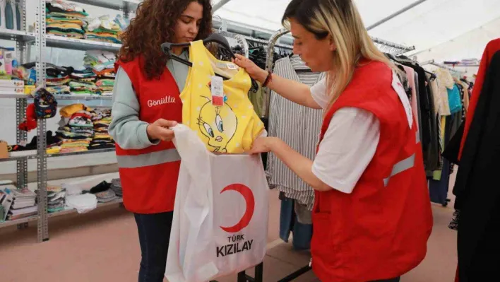 Depremzede çocukların bayramlıkları Kızılay'dan