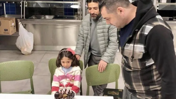 Depremzede minik Arzu'ya doğum günü sürpriz