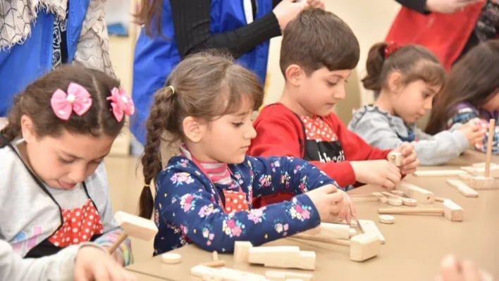 Depremzede minikler hem öğreniyor hem de eğleniyor