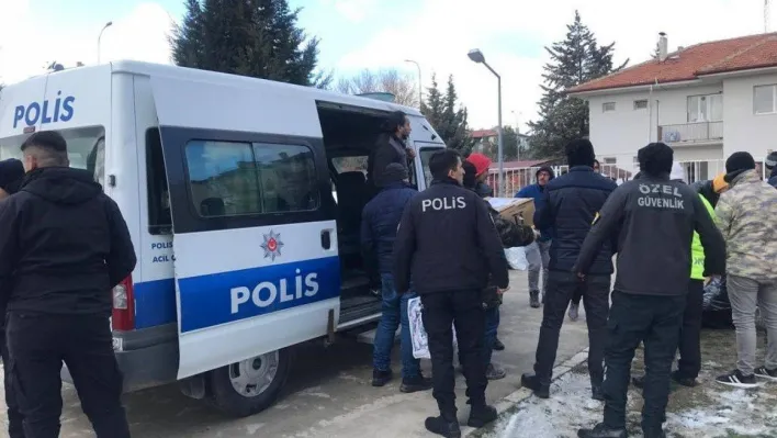 Depremzedelere polisten yardım eli