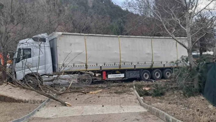 Depremzedelere yardım tırı kaza yaptı