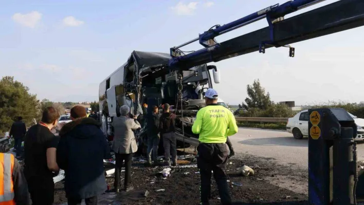 Depremzedeleri taşıyan otobüs kaza yaptı: 2 ölü, 6 yaralı