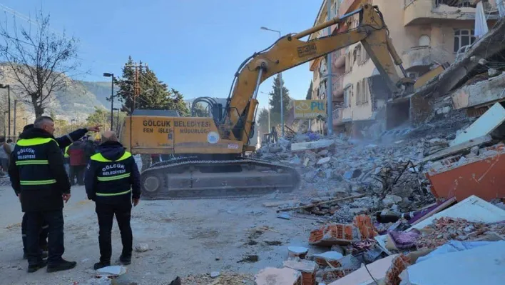 Depremzedelerin yaralarını sarmak için sahadalar