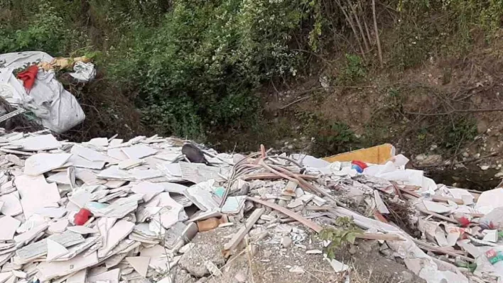Dere yatağını çöplüğe çevirdiler