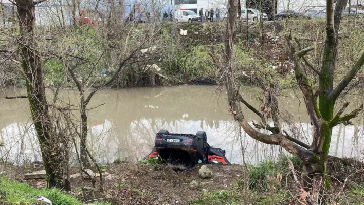 Dereye uçan otomobilin sürücüsü hayatını kaybetti