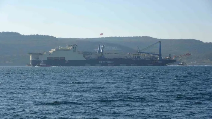 Derin denizde boru döşeme gemisi 'Castorone' Çanakkale Boğazı'ndan geçti
