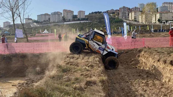 Dev arazi araçlarının engellerde yaşadığı zor anlar kamerada