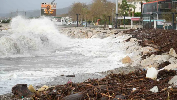 Dev dalgalar sahilleri dövüyor