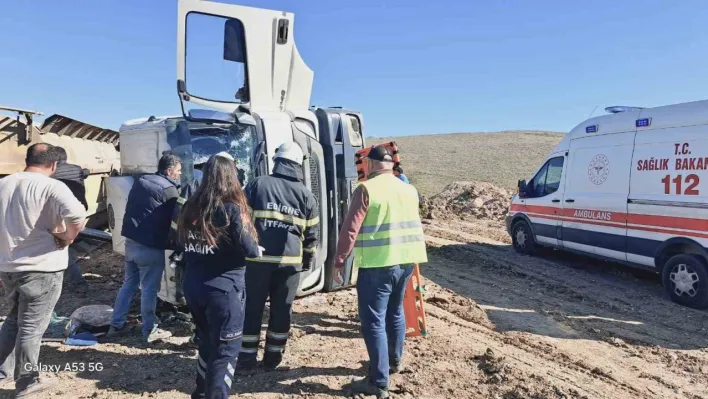 Devrilen kamyonun sürücüsü yaralandı