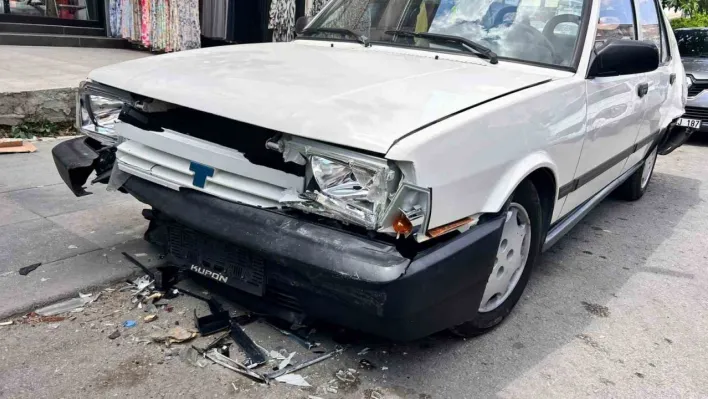 Direksiyon hakimiyetini kaybeden minibüs sürücüsü, park halindeki 4 otomobile çarptı