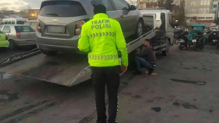 Direksiyon sınavını geçemeyince ehliyetsiz araç kullanıp drift atan şahıs yakalandı